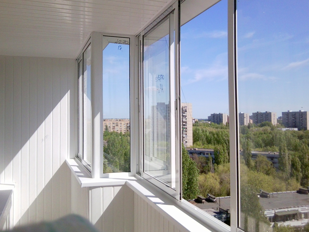  окна лучше ставить на балкон раздвижные или распашные