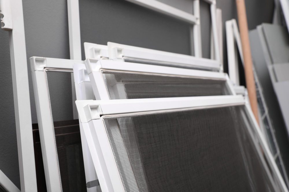 Надо ли снимать москитные сетки на зиму?