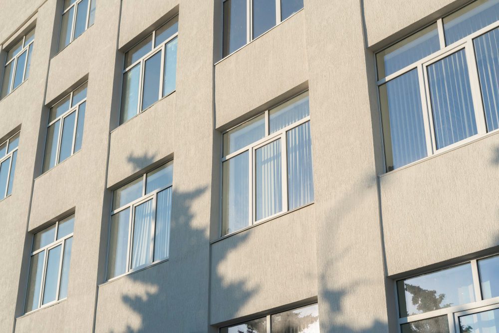 Когда нужно менять новые окна в новостройках?