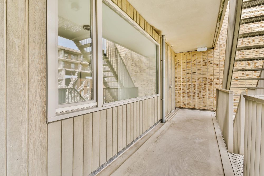 Чем отделать балкон изнутри? 5 лучших вариантов с примерами